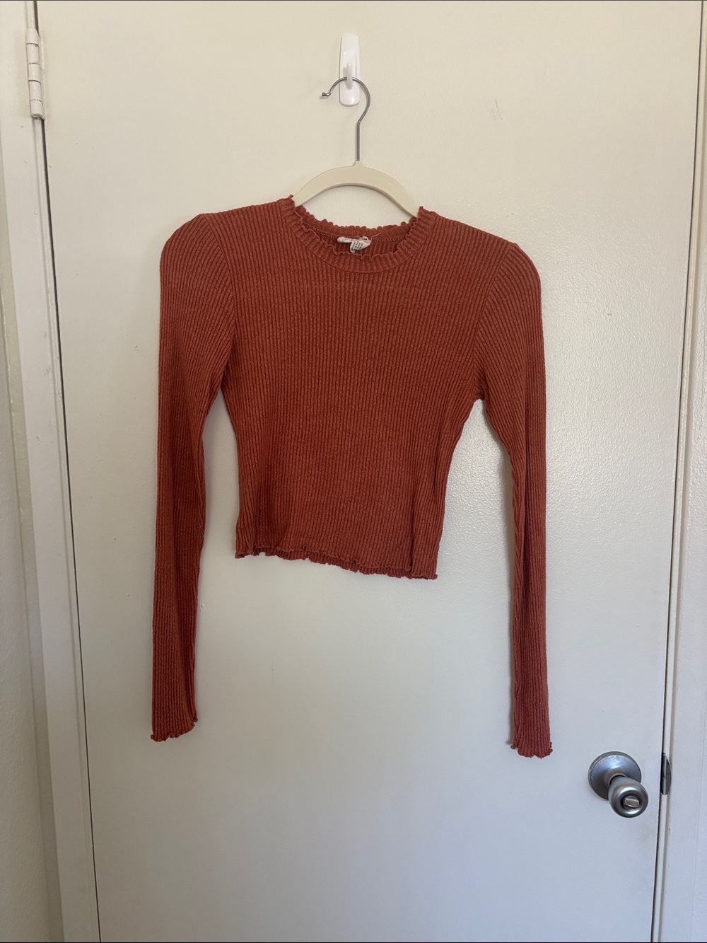 Women's Ribbed Long-Sleeve Crop Top - Rust